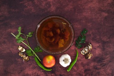 Karabiber ve domates çorbası Hint usulü, Güney Hint yemeği tarifi Rasam. Baharatlı biber ezmesi beyaz pirinçle ya da çorba olarak alınır. Öksürük, akıcı burun ve akıntı giderici ilaçlar.