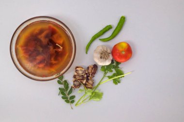 Karabiber ve domates çorbası Hint usulü, Güney Hint yemeği tarifi Rasam. Baharatlı biber ezmesi beyaz pirinçle ya da çorba olarak alınır. Öksürük, akıcı burun ve akıntı giderici ilaçlar.