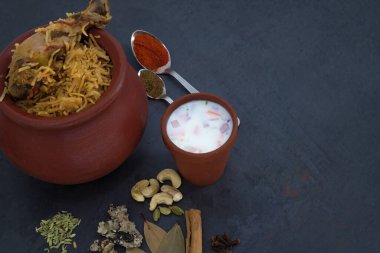 Çamurlu çömlekle servis edilen basmati pilavı ve baharatla yapılan tavuk dum biryani. Biryani Hint Asya pirinç yemeği