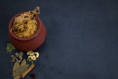 Çamurda servis edilen basmati pilavı ve baharatlarla yapılmış tavuk dum biryani. Biryani Hint Asya pirinç yemeği