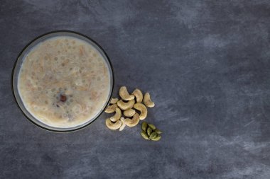 Hint tatlıları özel bir durum için hazırlanır. Güney Hindistanda vermicelli, Sabudana ve kuru fındıklar.