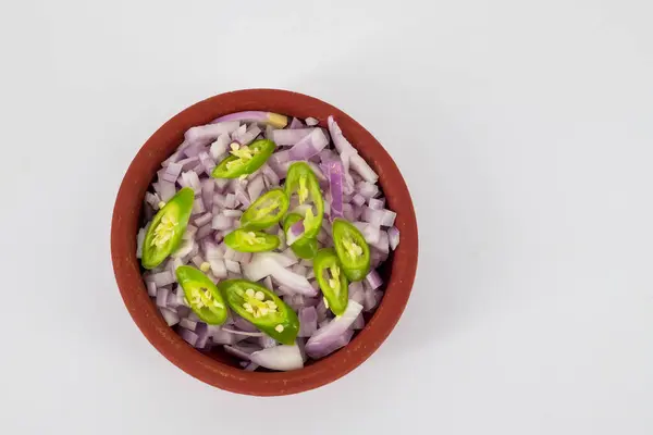 Tigela Cebola Vermelha Picada Com Pimenta Verde Fatiada Fundo Branco — Fotografia de Stock