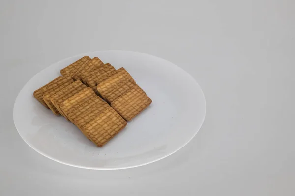 Close Shot Biscoitos Chá Indiano Uma Placa Branca Isolado Com — Fotografia de Stock