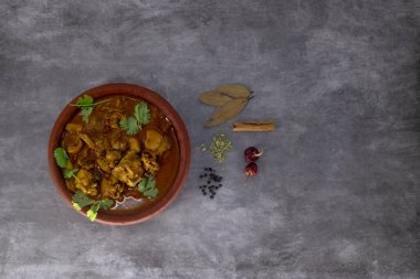 Seçici odaklı, tavuk köri ya da masala ya da köy tavuğu kuzhambu Tamilnadu usulü körili tavuk, hindistan cevizi yağını geleneksel olarak kullanarak çamur tencerede servis edilir. Pirinç, chapati ve paratha için ana yemek