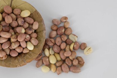 Varuth kadalai adında seçici bir Hint sağlığı atıştırmalığı, izole edilmiş beyaz arka planda tuzlu yer fıstığı. Yağsız kavrulmuş ve günlük sağlıklı atıştırmalıklar, Tamilnadu, Mumbai, Delhi, Keral