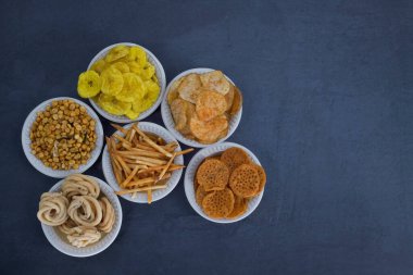 Geleneksel Hint Diwali tuzlu atıştırmalıkları ve yiyecek malzemeleri ve izole bir arka planda boş bir lamba. Diwali festivali için Tamilnadu atıştırmalıkları