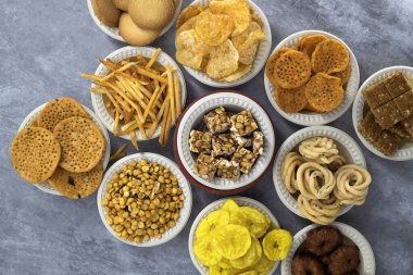 Geleneksel Hint Diwali tuzlu abur cuburları ve tatlılar, yiyecek parçaları izole bir arka planda sergileniyor ve düzenleniyor. Diwali festivali için Tamilnadu atıştırmalıkları