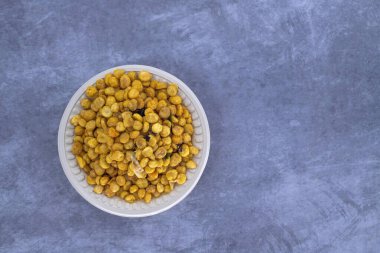 Seçici odaklı Fried ve Baharatlı Chana Dal Masala popüler bir Chakna Kuzey Hindistan mutfağıdır ve çok lezzetlidir. Güney Hindistan 'da parupu kızartması olarak da bilinir. Meşhur aromatik baharat ve bitkilerle kavrulmuş Channa dal gramı. Süslü.