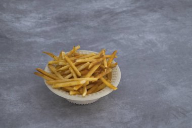 Tapyoka cipsi Kerala siyah arka planda abur cubur kızarttı. Kerala çay saatinde hindistan cevizi yağında kızartılmış yemek. Güney Hindistan atıştırmalıklarının en iyi manzarası