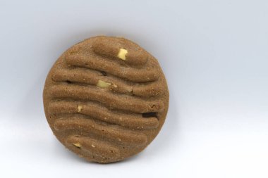İzole edilmiş beyaz arka planda fındıklı çikolatalı kurabiyeler, lezzetli bir atıştırmalık için kavram. Tatlı tatlı. Ev yapımı çikolatalı ve fındıklı kurabiyelerin makro fotoğrafını çek.