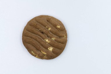İzole edilmiş beyaz arka planda fındıklı çikolatalı kurabiyeler, lezzetli bir atıştırmalık için kavram. Tatlı tatlı. Ev yapımı çikolatalı ve fındıklı kurabiyelerin makro fotoğrafını çek.