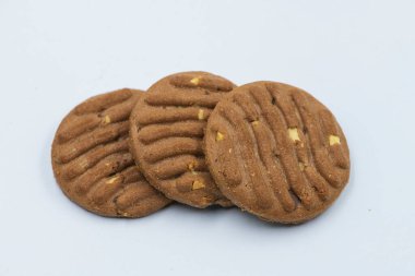 İzole edilmiş beyaz arka planda fındıklı çikolatalı kurabiyeler, lezzetli bir atıştırmalık için kavram. Tatlı tatlı. Ev yapımı çikolatalı ve fındıklı kurabiyelerin makro fotoğrafını çek.