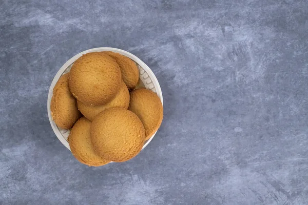 Biscoitos Chá Indiano Uma Xícara Branca Isolado Com Fundo Cinza — Fotografia de Stock