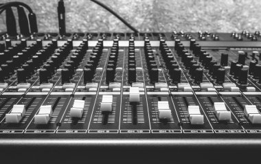 müzik dj konsepti ses karıştırıcı müzikal donanımları Altın bokeh arka plan.
