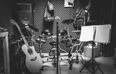 mikrofon ve müzikal enstrüman gitar, şarkı sözleri, davul, bas, hoparlör, kulaklık arka plan müzik üretim grup kavramı.