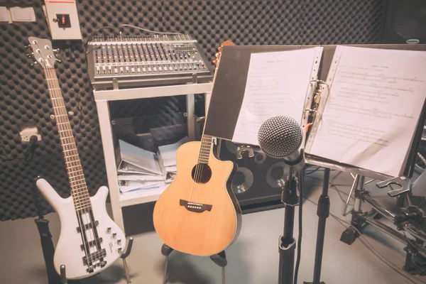 Mikrofon und Musikinstrument, Gitarre, Text, Trommel, Bass, Lautsprecher, Mischpult. — Stockfoto