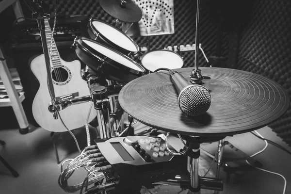 El micrófono y los instrumentos de música la guitarra, el tambor eléctrico, los altavoces fondo . —  Fotos de Stock