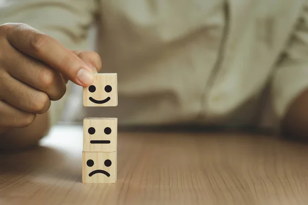 Fechar Mão Segurando Ícone Feliz Blocos Cubo Sobre Feedback Classificação — Fotografia de Stock