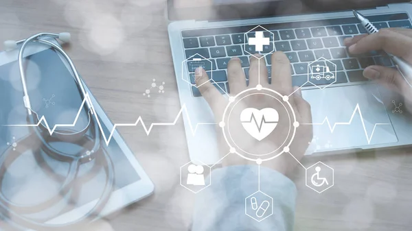 Stetoskop tablet ve beyaz ikon üzerinde el doktoruyla birlikte verileri analiz etmek için dizüstü bilgisayar kullanıyor. İnceleme ve sağlık sektörü teknoloji ağı kavramı. Çift pozlama.