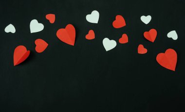 Dekorasyon Sevgililer Günü arkaplan kavramının en üstteki görünümü. Düz düzenleme kırmızı şekilli hediye kutusu ile modern kırsal siyah ahşap üzerinde gerekli öğeler tasarım için orta alan