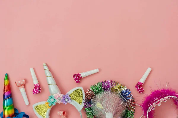 テーブルビュー美しいカラフルなカーニバル祭りの背景の空中像 フラットレイアクセサリーは 自宅のデスクスタジオで現代的なピンクの紙のパーティーシーズンの装飾をオブジェクトします コピースペース ストックフォト
