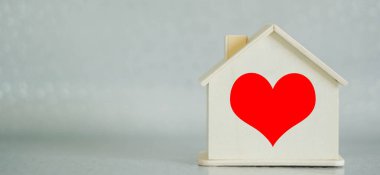 Dekorasyon aksesuarları sevgililer günü tatil arkaplan kavramı. Esaslı nesneler, modern kırsal kahverengi ahşap üzerinde beyaz evle renklendirilmiş pastel aşk şekli. Yaratıcı tasarım metinleri için alan kopyala.