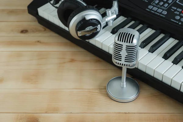 Концепция Музыкальных Инструментов Close Group Musical Tools Silver Michophone Headphone — стоковое фото