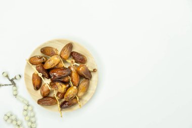 Ramazan Kareem tatil arkaplanının hava görüntüsü. Düz tarih Rosary ile belirlendi. Oruç için hazırlanan helal yemek, beyaz odunlar üzerindeki Müslümanlar için zorunludur. Kopyalama alanı.