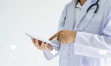 Steteskoplu bir doktor veri analizi için tablet ve beyaz ikon kullanıyor. İnceleme ve sağlık sektörü teknoloji ağı kavramı. Çifte maruz kalma geçmişi. Boşluğu kopyala