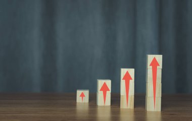 Oku kapat, tahta bloğa çık, ofis arka planındaki basamak gibi çık, işletme finansmanı büyütme konsepti. Başarı borsası. mali yönetim başarısı ve yatırımı.