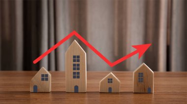 Kırmızı oklu ev modelini yakın çekim merdivenle aynı merdiveni işaret ediyor. konsept gayrimenkul veya gayrimenkul değerleri büyümesi, konut fiyatlarının yükselmesi veya yükselmesi, yatırım satın alma ve satışı.