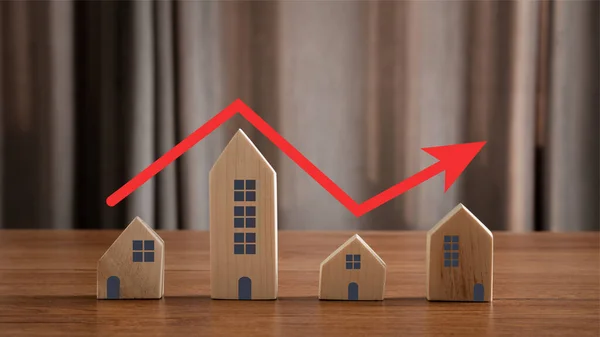 Kırmızı oklu ev modelini yakın çekim merdivenle aynı merdiveni işaret ediyor. konsept gayrimenkul veya gayrimenkul değerleri büyümesi, konut fiyatlarının yükselmesi veya yükselmesi, yatırım satın alma ve satışı.