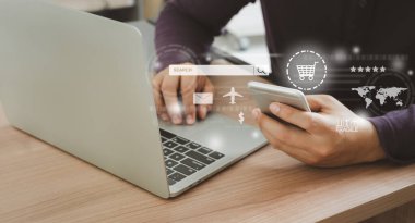 Bilgisayarlı cep telefonu kullanan bir insan. Müşteriler hakkında fikirler perakende satış sitelerinden internet sitesinden sipariş verir. Çevrimiçi alışveriş, ecommerce ve dağıtım hizmeti, küresel ağdaki pazarlama sistemi .