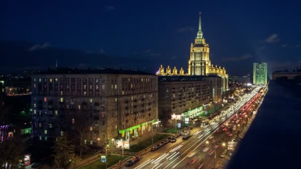 Trafik nära Ukraina hotel i Moskva — Stockvideo