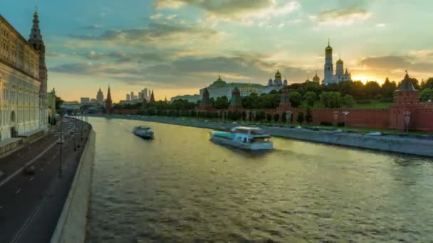 Zonsondergang op de rivier Moskou — Stockvideo