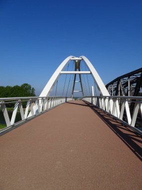 Belçika 'nın Antwerp ilindeki Herentals-Bocholt kanalı üzerinde bisiklet köprüsü