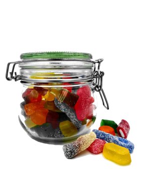  Beyaz arka planda kapaklı kavanozda ekşi şekerler