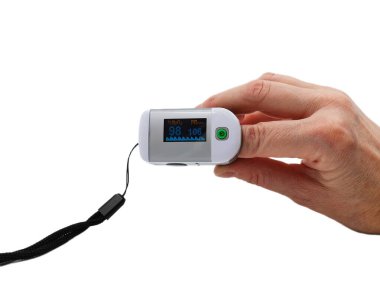 Doygunluk ölçerindeki parmak beyaz bir arkaplanda izole edildi.