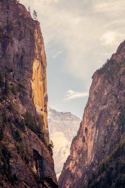 Annapurnas, kayalık uçurum 