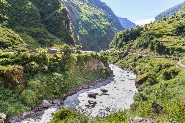 Pequeña ciudad al lado de un río en el área de Annapurnas, Himalaya, Ne — Foto de Stock