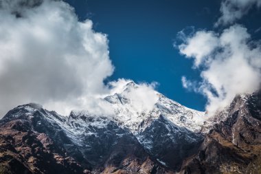 Karlı dağ tepe ve bulutlar, Himalaya, Nepal
