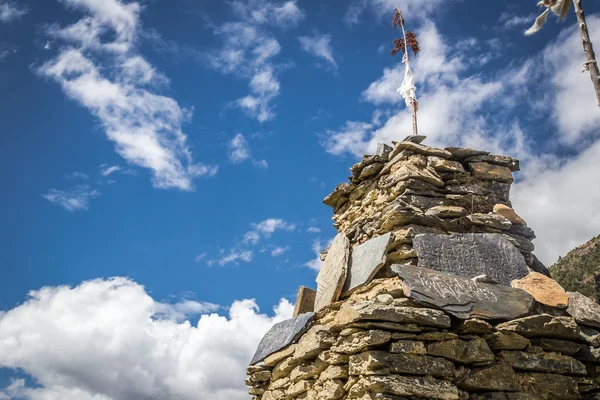 Stupa wykonane z kamieni w słoneczny dzień — Zdjęcie stockowe