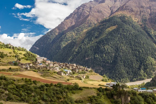 Pequeño pueblo en las montañas, en Annapurnas — Foto de Stock