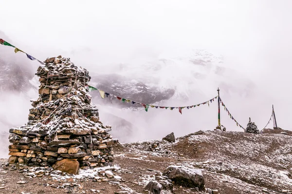 Stupa ve Budist bayrakları — Stok fotoğraf