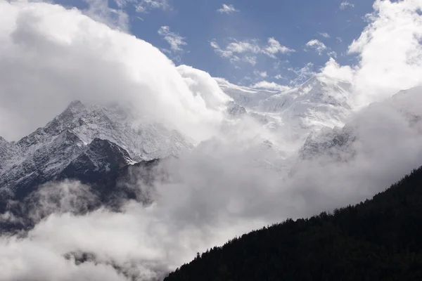 Dağ tepe Bulutların arasında 