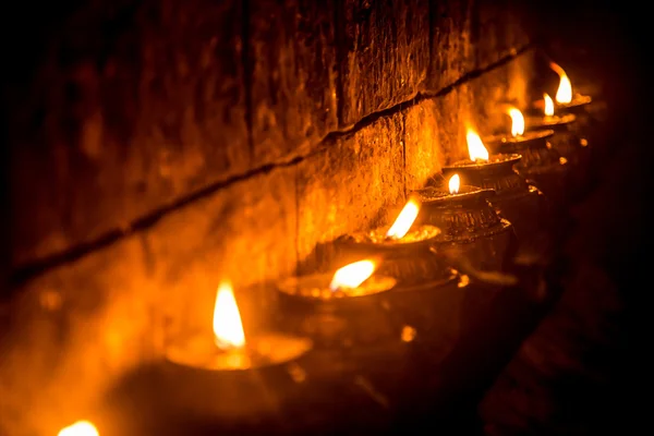 Kerzen am nepalesischen Tempel — Stockfoto