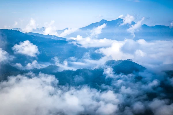 Mañana y nubes Imágenes De Stock Sin Royalties Gratis