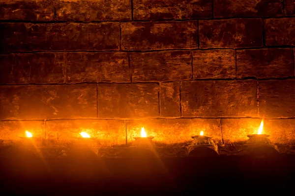 Kerzen am nepalesischen Tempel — Stockfoto