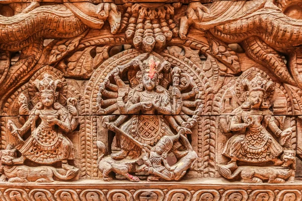 பெரிய செதுக்கப்பட்ட மர கோவில் அருகில் — ஸ்டாக் புகைப்படம்