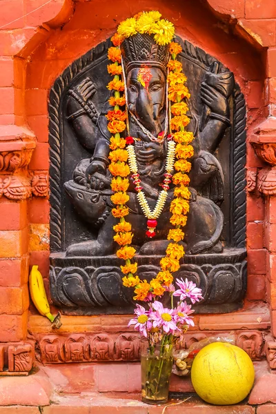Ganesh met een bloem ketting, Nepal — Stockfoto